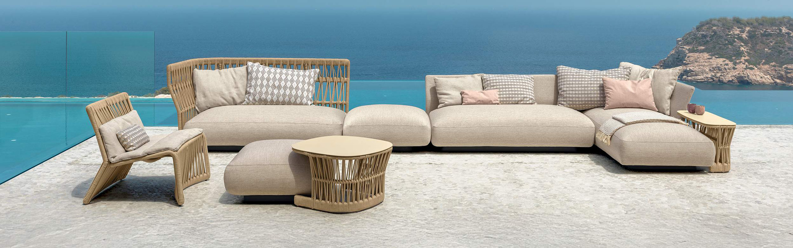 Mobilier de exterior Talenti Cliff lângă piscină